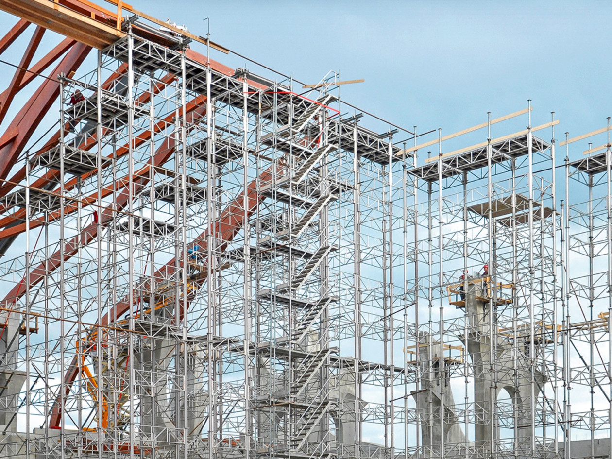 Large-scale shoring towers in position on site