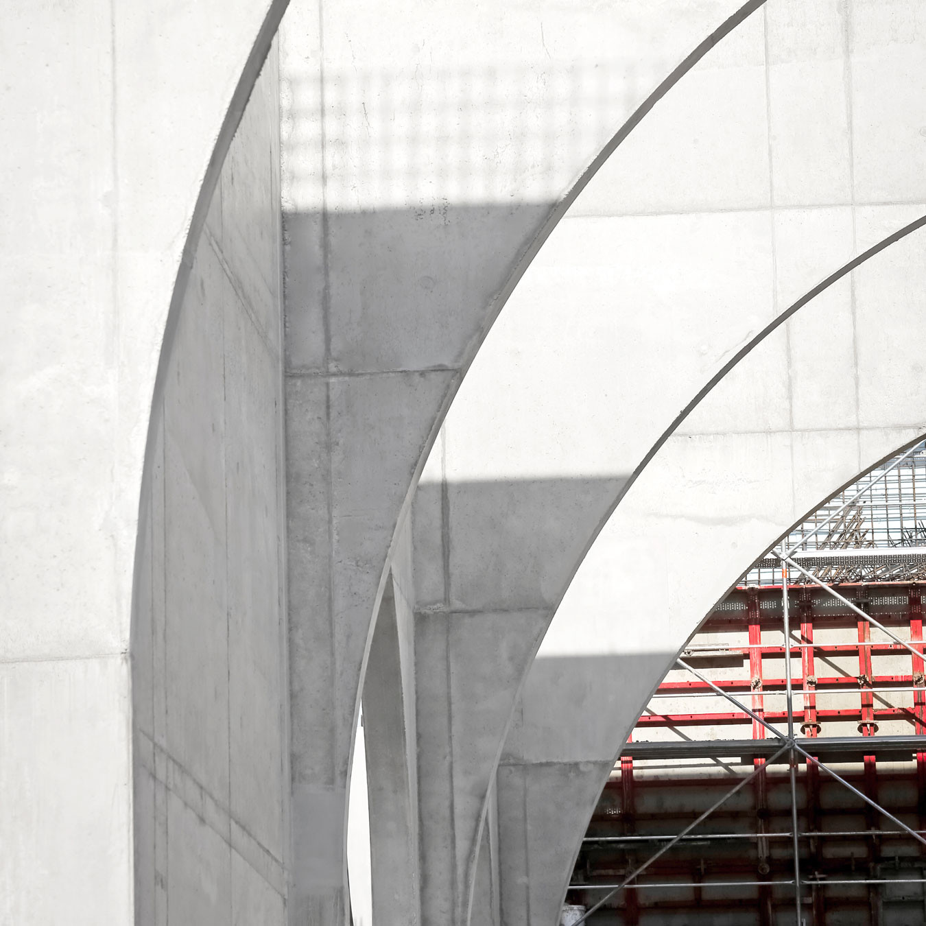 Concrete walls and curves having being constructed using heavy duty formwork