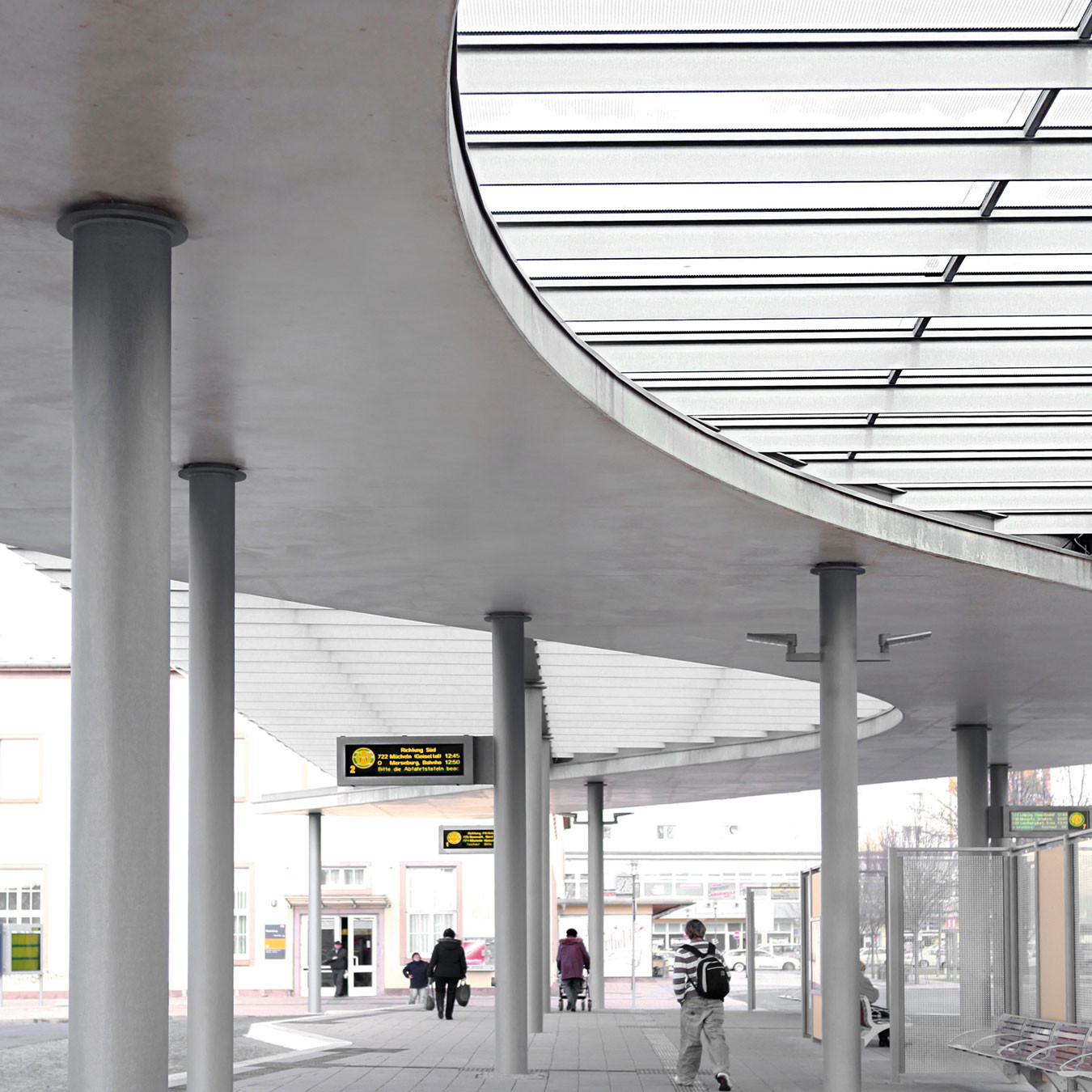 Curved architecture and pillars made from concrete