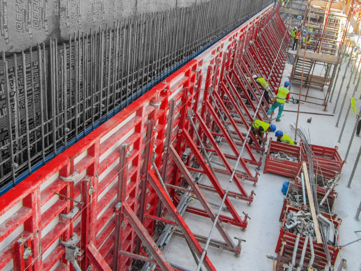 Large expanses of wall formwork