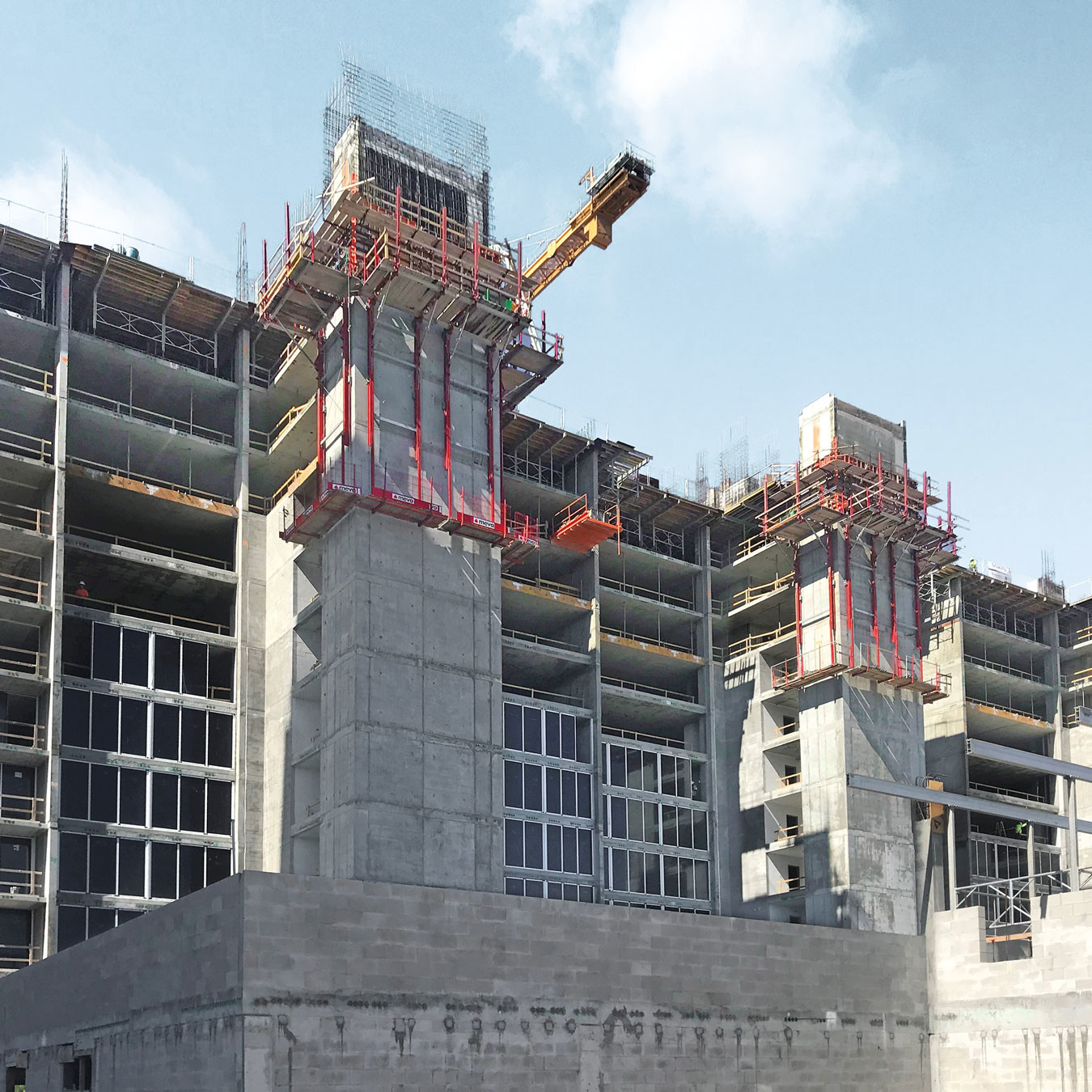 Multi storey building with formwork climbing