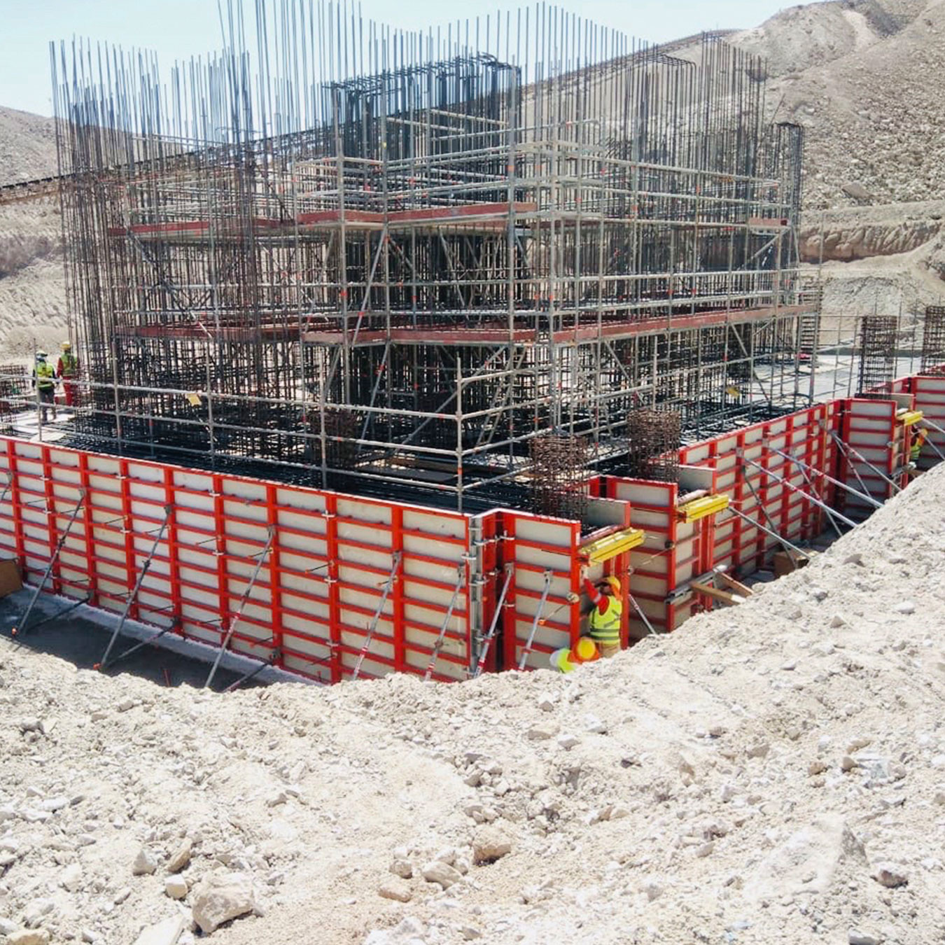 Heavy duty formwork to guide concrete construction
