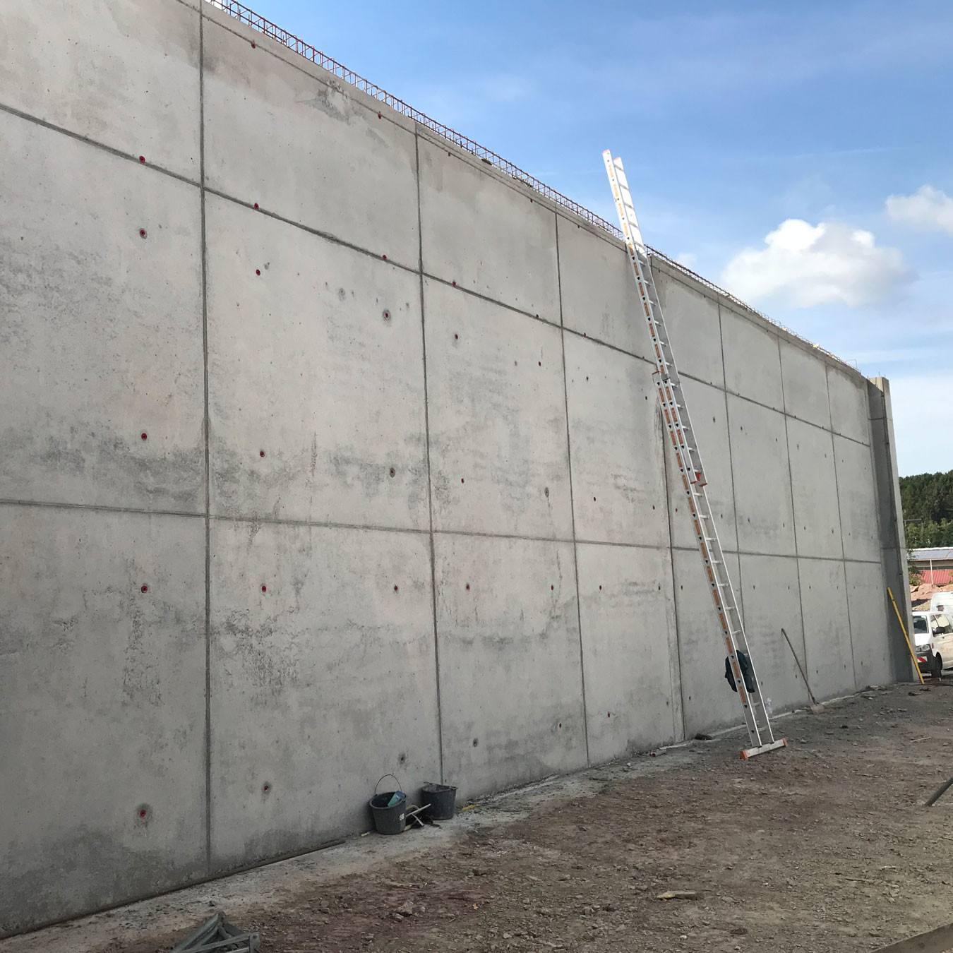 Large concrete wall constructed using steel formwork