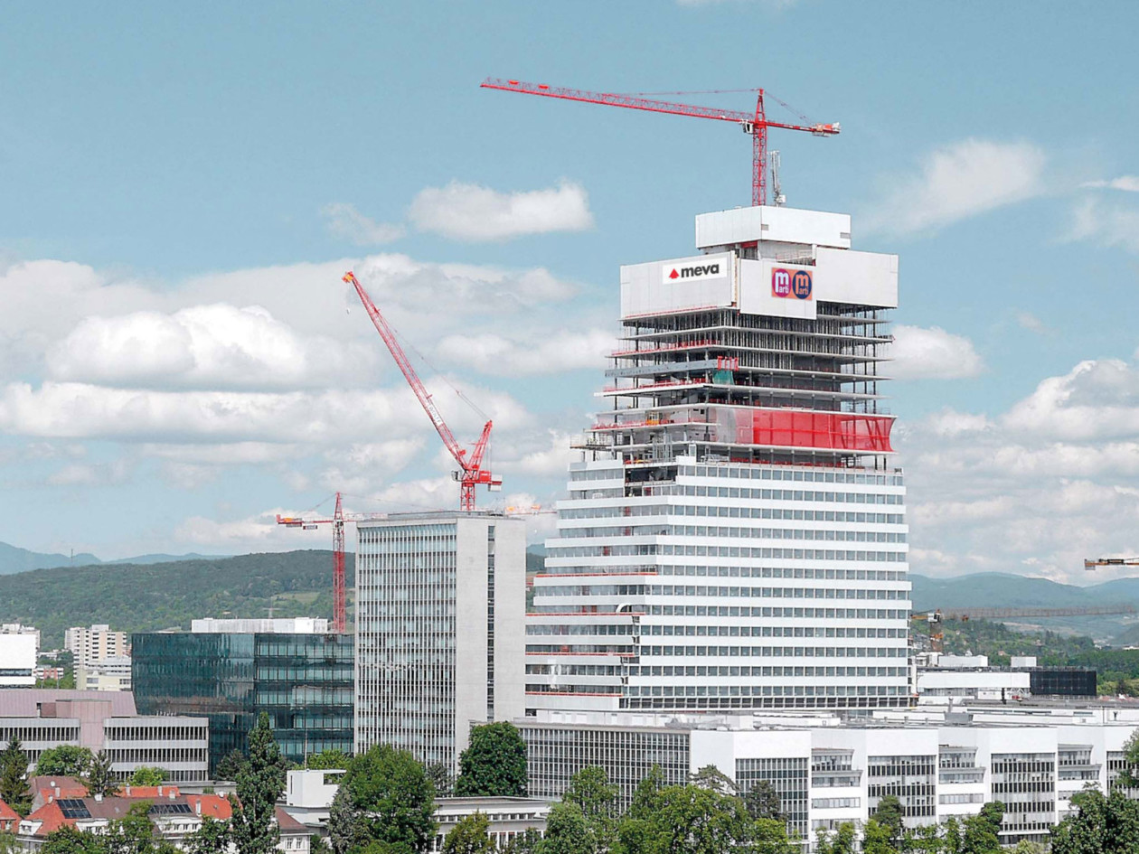 A view of the Roche tower in construction