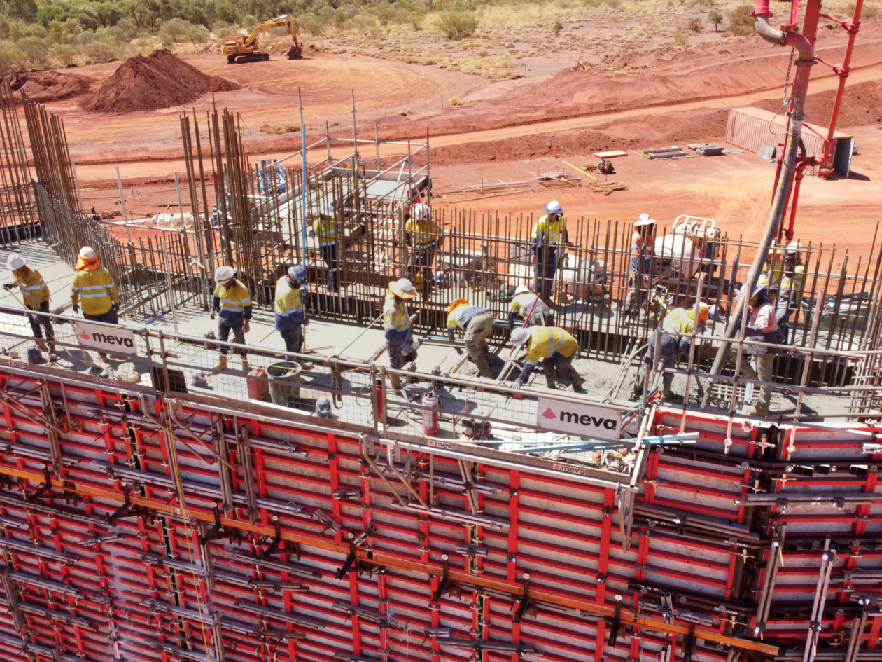 Schalungstrupp beim Betongießen in eine mehrere Meter hohe Wandschalung